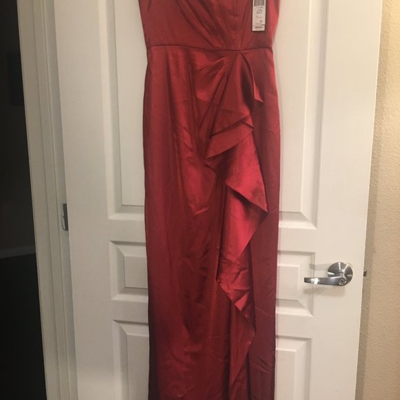 Red evening gown - Picture 2 of 4